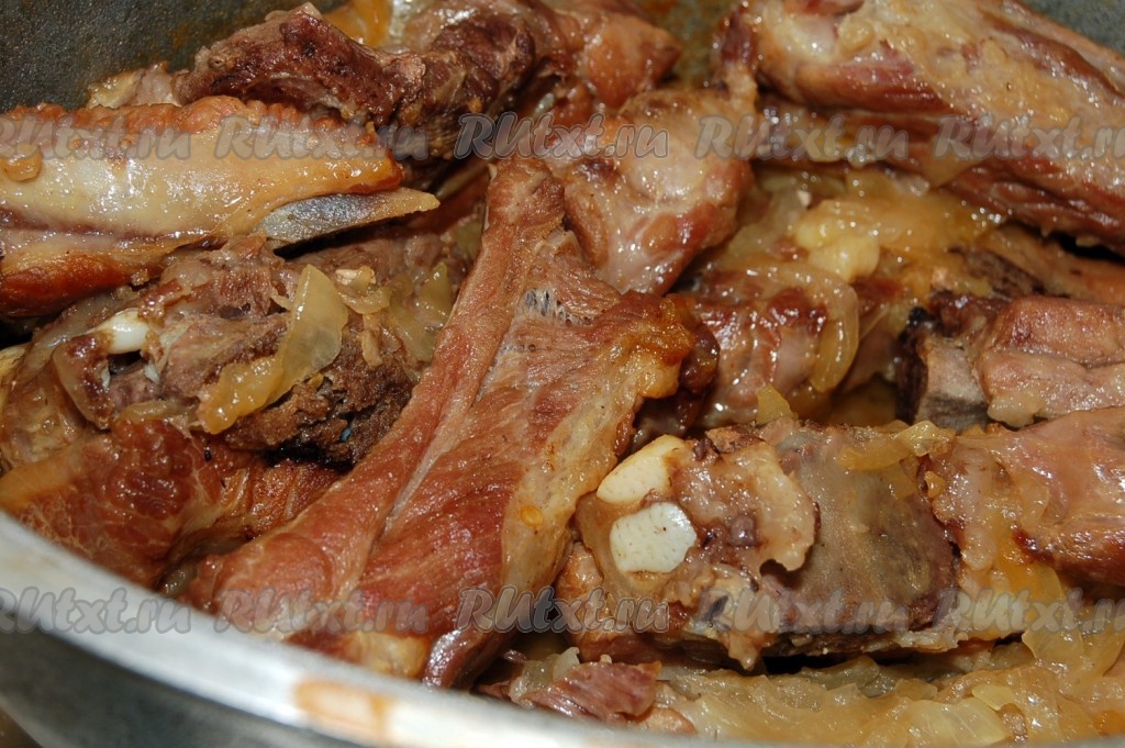 Тушеные свиные ребрышки - рецепт с фото