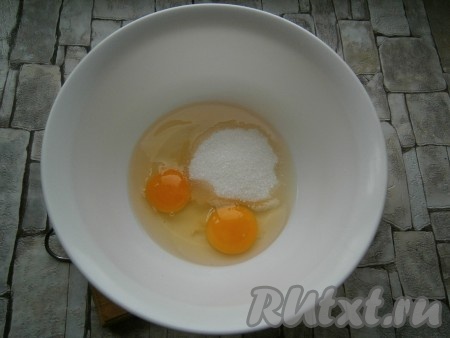 К сырым яйцам добавить соль и сахар.