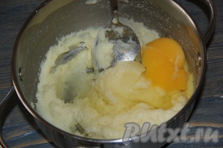 Добавить в тёплую кашу яйцо.
