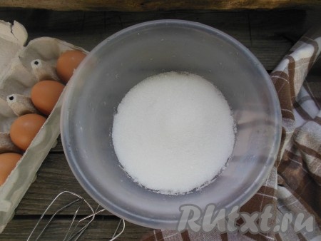 Яйца взбейте с сахаром при помощи миксера в течение 4 минут.