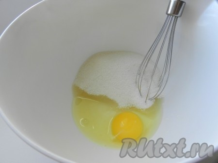 Яйцо взбить с сахаром и ванильным сахаром.