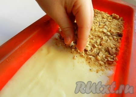 Выложить тесто в форму, сверху равномерно посыпать смесью орехов и коричневого сахара (в зависимости от формы, в которой выпекается пирог, крошки может понадобиться больше или меньше).

