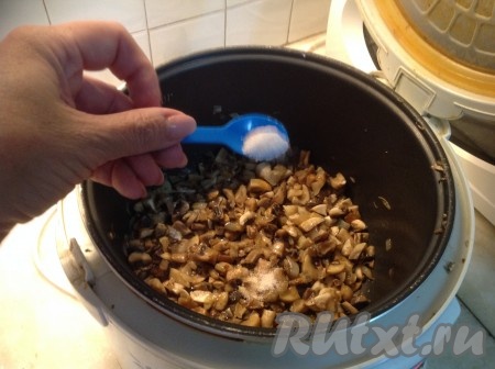 Добавляем грибы в чашу к шампиньонам, солим, перчим и хорошо перемешиваем. Обжариваем ещё минут 5-7, иногда помешивая.