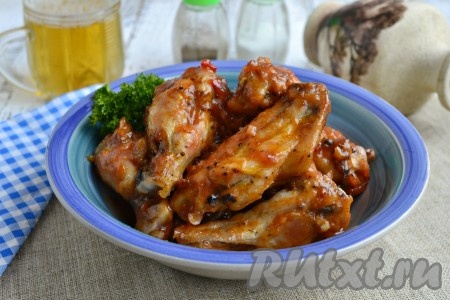 Очень вкусные, острые куриные крылышки "Баффало", приготовленные в духовке, подать к столу в горячем виде.