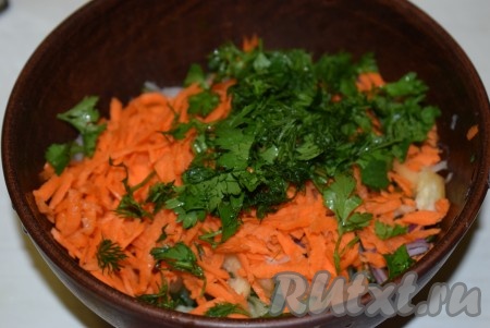 Зелень промоем холодной водой, обсушим, нарежем мелко и добавим в салат из белой редьки, моркови, перца, лука и огурцов.

