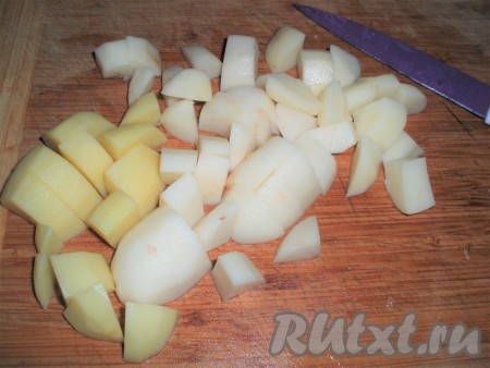 Картофель очистить, нарезать кубиками среднего размера и добавить в кипящий суп.

