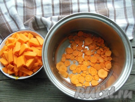 В небольшую кастрюлю налейте воду, добавьте морковь.
