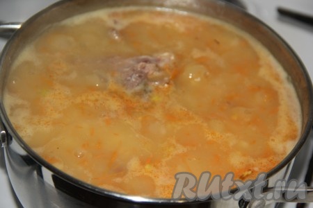 Когда картошка в супе станет мягкой, добавить обжаренные овощи в гороховый суп с копчёными рёбрышками и варить минут 5-7.
