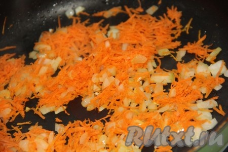 Обжарить морковку с луком в течение минут 5, иногда перемешивая.
