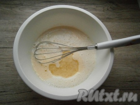 Перемешать венчиком яично-сахарную смесь, влить дрожжевую смесь, теплый кефир и растительное масло.
