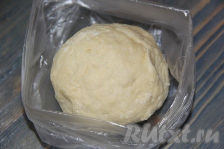 Замесить мягкое и нежное тесто. Сформировать из теста шар, поместить в целлофановый пакет и убрать в холодильник на 1 час.
