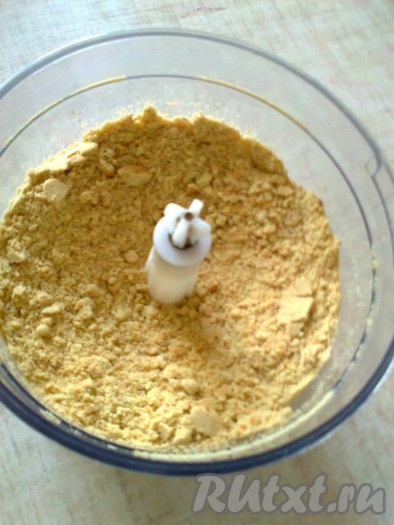 Песочное печенье хорошо измельчаем измельчителем или скалкой.
