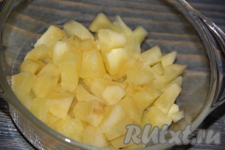 Поставить нарезанные яблоки в микроволновку и готовить при максимальной мощности, примерно, 7 минут. Яблоки станут мягкими.
