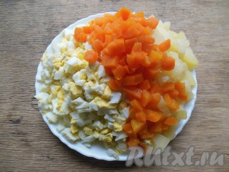 Картофель, морковь и куриные яйца нарежьте небольшими кубиками. Желательно, чтобы в салате 