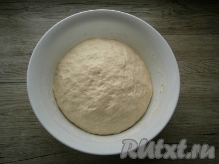 Накрыть тесто пленкой, оставить в теплом месте на 40-50 минут. Тесто должно увеличиться в объеме в 2 раза.