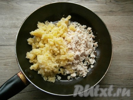 Вареное филе нарезать маленькими кусочками, выложить его вместе с картофелем на сковороду с обжаренным луком.
