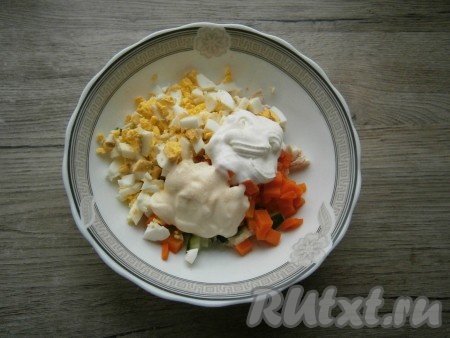 Салат из свежего огурца, курицы, яиц и моркови посолить, добавить майонез со сметаной.
