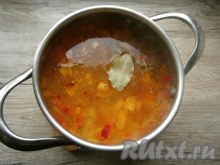 Варить суп с момента закипания на слабом огне около 7 минут, после чего добавить специи и лавровый лист.
