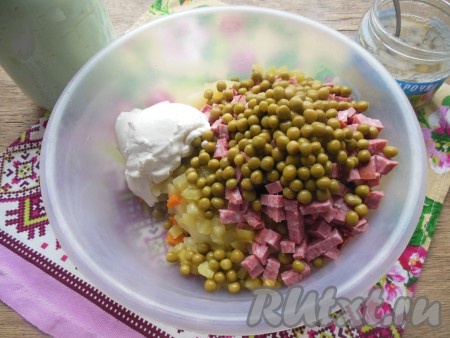 Заправьте салат "Оливье" с копченой колбасой майонезом, я использовала домашний майонез, приготовленный на молоке без добавления яиц.