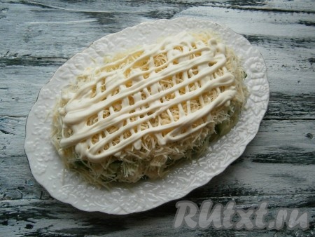 Сыр покрыть сеточкой майонеза.