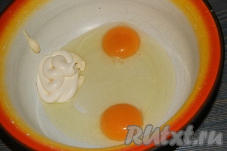 В объёмной миске соединить яйца и майонез.