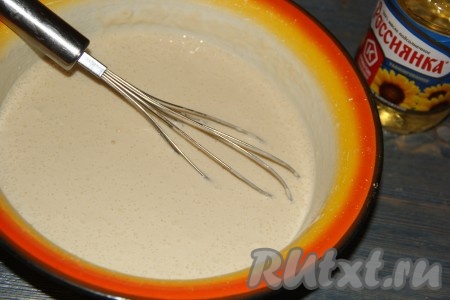 Затем влить растительное масло и хорошо перемешать тесто. Оставить блинное тесто постоять на 10-15 минут.