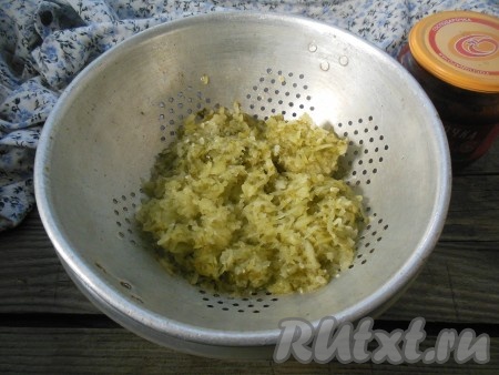 Натертые соленые огурцы переложите в дуршлаг, чтобы стек рассол. Рассол не выливайте, он пригодится для приготовления икры.
