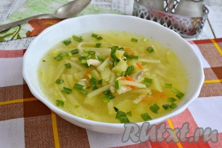 Ароматный, вкусный и легкий куриный суп с лапшой, приготовленный в мультиварке, разлить по тарелкам и подать к столу с зеленью.