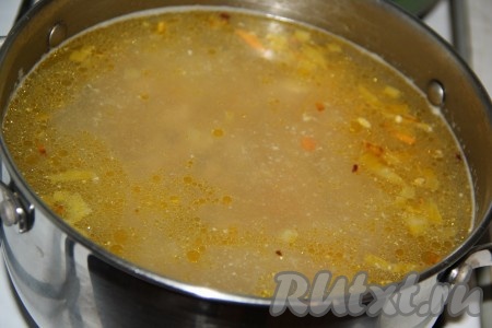 Затем в суп с горбушей выложить обжаренные лук и морковь.
