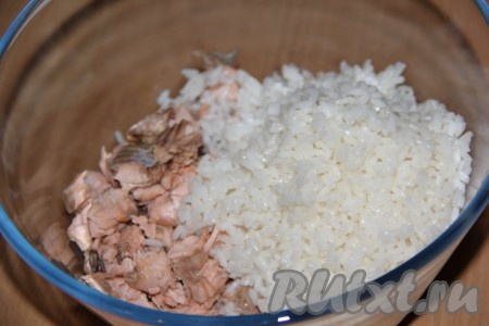 300 грамм варёного риса добавить к отварной горбуше.