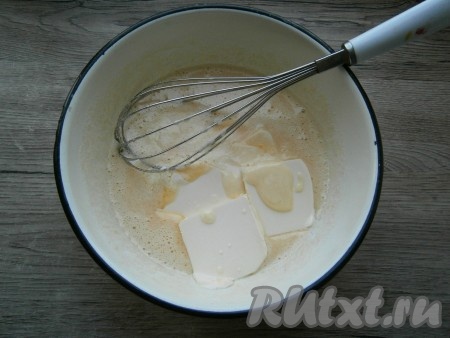Тщательно взбить яично-медовую смесь венчиком, добавить размягченный маргарин или масло, перемешать яично-масляную смесь.