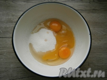 К яйцам добавить сахар, соль, мед и соду.
