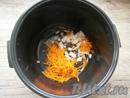 Морковку, лук, чеснок и картошку очистить. Влить в чашу мультиварки растительное масло, выложить лук, нарезанный некрупно, и натертую на крупной терке морковь.
