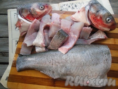 Рыбу очистите от чешуи и внутренностей. Удалите голову и плавники, из них можно приготовить отличный бульон или заливное. Для приготовления нам потребуется 1,5 килограмма очищенной рыбы. Нарежьте толстолобика на кусочки шириной 1-1,5 см, каждый крупный кусочек разрежьте на две части.
