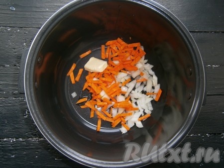 Морковь, картошку и лук очистить. Лук нарезать небольшими кусочками, морковь - брусочками или соломкой, поместить овощи в чашу мультиварки, добавить сливочное масло, влить растительное масло.
