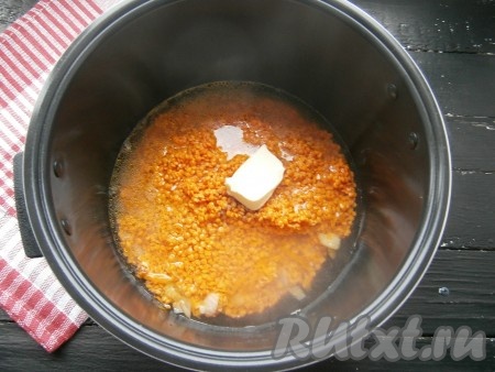 Затем выложить промытую несколько раз чечевицу, соль, сливочное масло, влить горячую воду.
