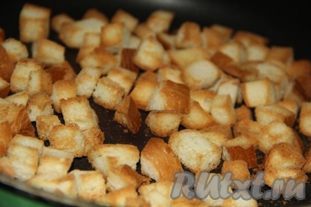 Белый хлеб нарезать на мелкие кубики, выложить на противень и поставить в разогретую до 200 градусов духовку. Подсушить сухарики до золотистого цвета (в течение минут 10) и остудить.