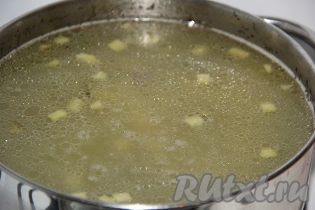 Огурцы и рассол (я добавила 250 мл рассола) добавить в суп. Варить рассольник на небольшом огне 10-15 минут с момента закипания.
