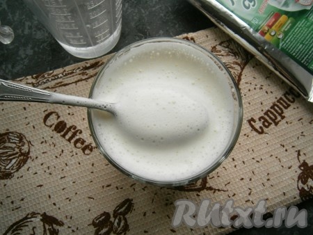 Дать молоку отстояться немного, чтобы осела пена и долить оставшуюся водой, хорошо перемешав.
