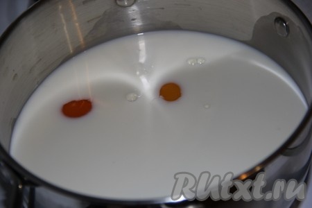 Пока выпекаются рулеты, приготовить заварной крем для торта: в кастрюлю влить молоко, добавить сахар, ванильный сахар и яйца.
