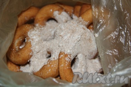 В целлофановый пакет выложить готовые пончики, добавить смесь корицы и сахарной пудры. 

