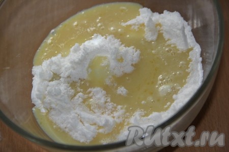 В сухое молоко добавить ванильный сахар и влить сгущёнку.