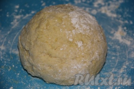 Переложить тесто на силиконовый коврик и, припыливая мукой, довести тесто до нужной консистенции - картофельное тесто должно стать мягким и не липким. Накрыть тесто полотенцем и дать "отдохнуть" минут 15.