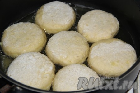 Выложить картофельные пирожки с капустой в сковороду с добавлением растительного масла.