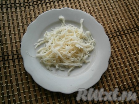 Сыр сулугуни косичку разрезать на части и разобрать на тонкие волокна (если у вас сулугуни не косичка, можно натереть сыр на терке).
