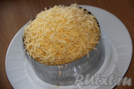 Поверх салата пышной шапкой выложить сыр, натёртый на мелкой терке.

