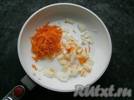Лук, чеснок и морковь очистить, удалить семена из болгарского перца. Влить в сковороду растительное масло, добавить репчатый лук, нарезанный на произвольные кусочки, и морковку, натертую на крупной терке.
