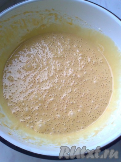 Кастрюлю с медовой массой снять с огня и, непрерывно перемешивая, добавить к ней взбитую яичную массу и ванилин.
