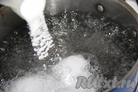 В широкую кастрюлю влить 1,5 литра воды и довести до кипения. Затем в кипящую воду всыпать 3 столовые ложки (без горки) соды. Вода сильно забурлит.
