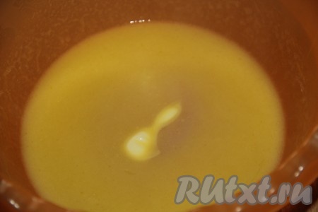 Масло залить очень горячей водой и оставить до полного растворения масла.